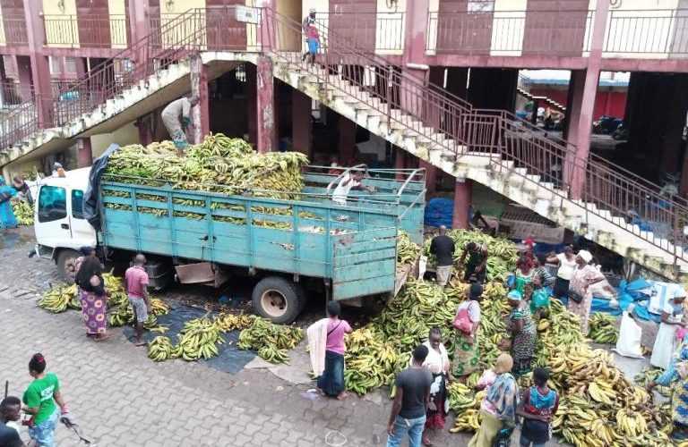 Medias241.com-gabon-LES GROSSISTES DU MARCHÉ BANANE REÇOIVENT LEURS LAISSER-PASSER