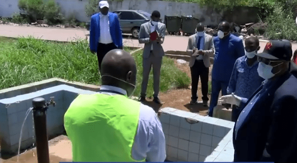 Medias241.com-gabon-LE MINISTRE DE L'ENERGIE INSPECTE LES BORNES FONTAINES DE LIBREVILLE