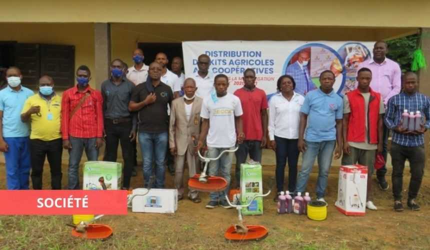 Medias241.com-CAFÉ - CACAO : LA CAISTAB OFFRE DES KITS AGRICOLES AUX JEUNES PLANTEURS DES COOPÉRATIVES DE KOULAMOUTOU ET FRANCEVILLE