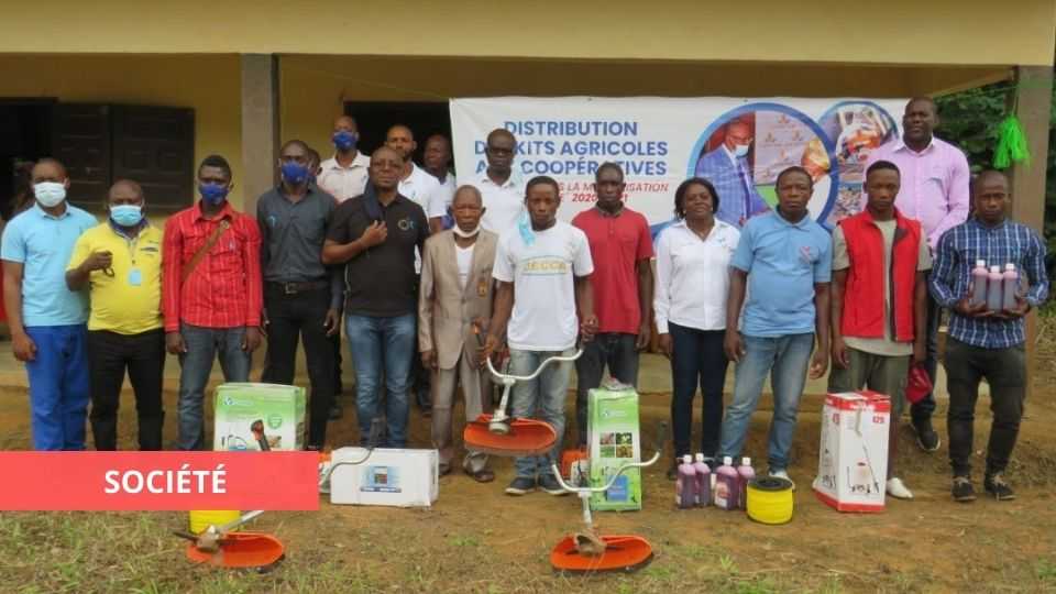Medias241.com-CAFÉ - CACAO : LA CAISTAB OFFRE DES KITS AGRICOLES AUX JEUNES PLANTEURS DES COOPÉRATIVES DE KOULAMOUTOU ET FRANCEVILLE