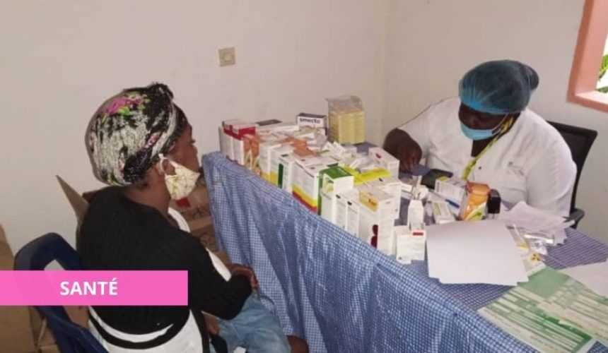 Medias241.com-LE SAMU SOCIAL DISTRIBUE GRATUITEMENT 2,5 TONNES DE MÉDICAMENTS À OYEM