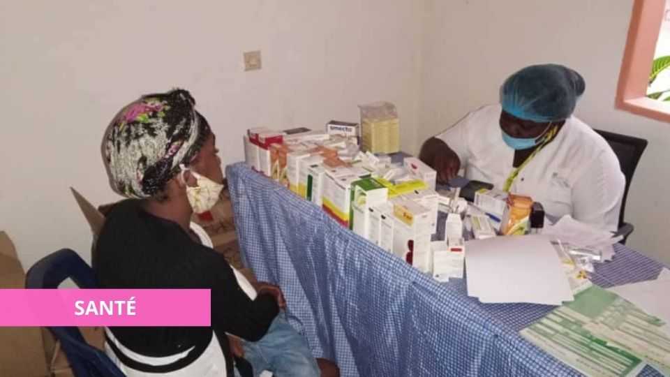 Medias241.com-LE SAMU SOCIAL DISTRIBUE GRATUITEMENT 2,5 TONNES DE MÉDICAMENTS À OYEM
