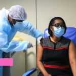 Medias241.com-COVID-19 : ROSE CHRISTIANE OSSOUKA REÇOIT SA PREMIÈRE DOSE DE VACCIN