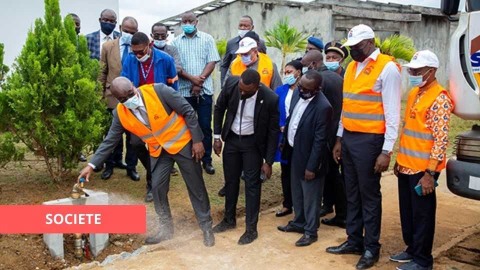Medias241.com-GABON-POLITIQUE : NOÉ MESMIN KONDONDO REVIENT SUR LES ÉVÈNEMENTS DE NDANGUI Suite à la publication d’une vidéo dont les commentaires poingtaient  sans aucunes preuves des «  violences militaires » Noé Mesmin Kondondo, député du 3e siège du département de Mulundu à tenu à apporter des éclaircissements devant la prolifération de fake-news et la récupération politique de ces dernières. Noé Mesmin Kondondo expliqué que l’opération militaire en cours dans le village de Ndangui dont il est le représentant à l’Assemblée nationale visait à mettre un terme à une situation d’insécurité liée à l’exploitation illégale de l’or dans cette région. Une exploitation artisanale qui dure depuis des années mais qui s’est accentuée ces dernières années au mépris de l ‘ordre public et de l’autorité de l’Etat. En quelques années le village de Ndangui est devenu un terreau de criminalité dont la violences des faits divers défient la raison. Jérémy Mouelé un jeune compatriote avait été agressé à la machette dans cette zone par une famille entière. Il s’en était sorti avec 80 points de sutures et plusieurs jours d’arrêt de travail. D’ailleurs plusieurs personnes suspectées d’être en rapport avec des activités criminelles ont été retenues le temps de faire la lumière sur leur situation. C’est notamment le cas de plusieurs ressortissants étrangers en séjour irréguliers au Gabon.  Selon le député, « Une partie de la population a été temporairement évacuée vers le centre du district (PCA), par les soins de l'Armée. » une situation qui a amené certains observateurs à parler de «  séquestration » il n’en est rien poursuite l’homme politique qui rappelle que «  Les populations ayant été amenées au centre du district sont désormais retournées dans la zone de Ndangui ; à l'exception d'une cinquantaine de personnes composée aussi bien de sujets gabonais que d'expatriés en situation irrégulière. » Enfin le député rappelle qu’il était temps de réinstaurer l’autorité dans cette région où flotte le drapeau gabonais ». Pour rappel des pans entiers du territoire seraient occupés par des hordes d’exploitants sauvages qui sèment désolation et chaos dans l’arrière pays.