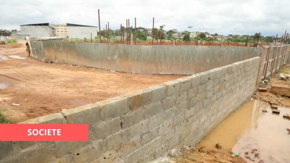 Medias241.com-GBAON-ÉCLAIRAGES SUR LE MUR DE LA DISCORDE DU QUARTIER OLOUMI