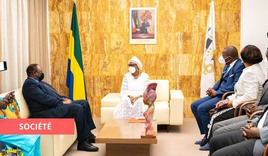 Medias241.com-GABON- LE MAIRE DU DISTRICT DE BAMAKO A L'ÉCOLE GABONAISE