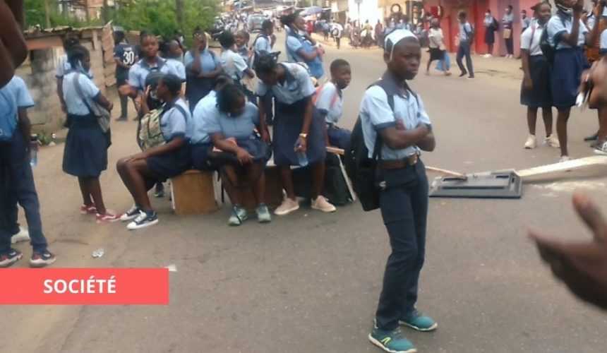 Medias241.com-GABON-LES ELEVES DU LYCEE DE DIBA-DIBA DEBOUT SUITE AU MANQUE DE TRANSPORTEURS AU CHARBONNAGE