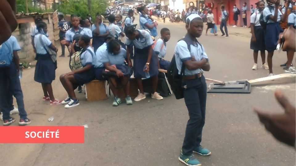 Medias241.com-GABON-LES ELEVES DU LYCEE DE DIBA-DIBA DEBOUT SUITE AU MANQUE DE TRANSPORTEURS AU CHARBONNAGE