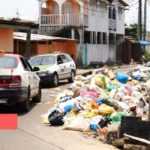 Medias241.com-GABON-SOCIÉTÉ : À LALALA DAKAR, LA POUBELLE COUPE LA ROUTE EN DEUX
