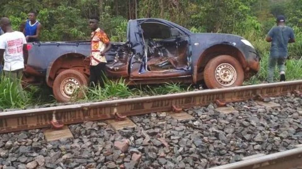 Medias241.com-GABON-Un véhicule force le passage et percute violemment un train à Nkoltang