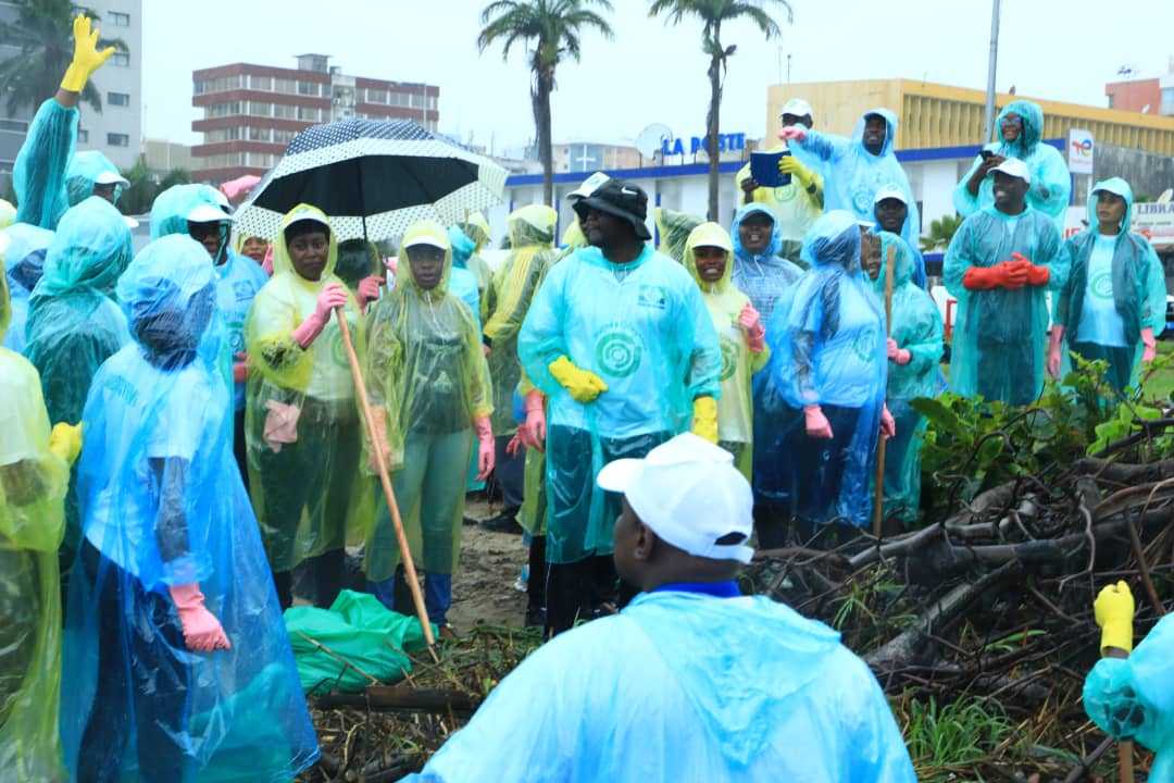 Medias241.com-GABON-Journée Citoyenne : Elvis Ossindji et ses agents assainissent le front de mer de Libreville