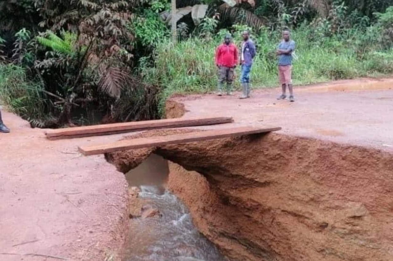 Medias241.com-GABON-Cocobeach : la route coupée en deux, le trafic routier menacé
