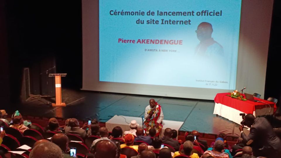 Medias241.com-GABON-Culture: Un site internet pour immortaliser la carrière de Pierre Claver Akendengue