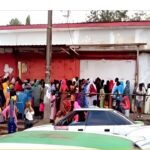 Medias241.com-GABON-Haut-Ogooué : Une file d’attente interminable pour espérer obtenir une bouteille d’huile cuisin’or