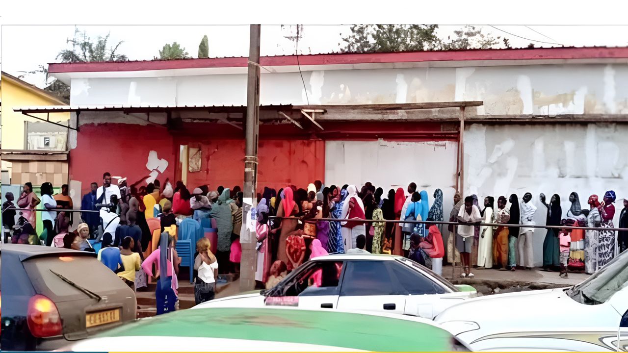 Medias241.com-GABON-Haut-Ogooué : Une file d’attente interminable pour espérer obtenir une bouteille d’huile cuisin’or