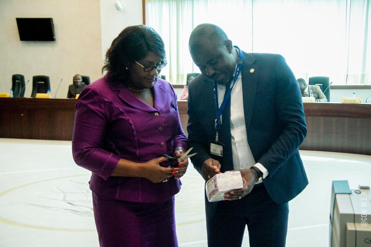Medias241.com-Gabon-Nicole Roboty présente la nouvelle game de billets CEMAC