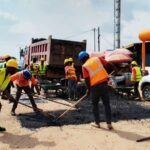 Medias241.com-Gabon-A l'approche de la Tropicale, les TP s'empressent de boucher les trous sur les routes nationales