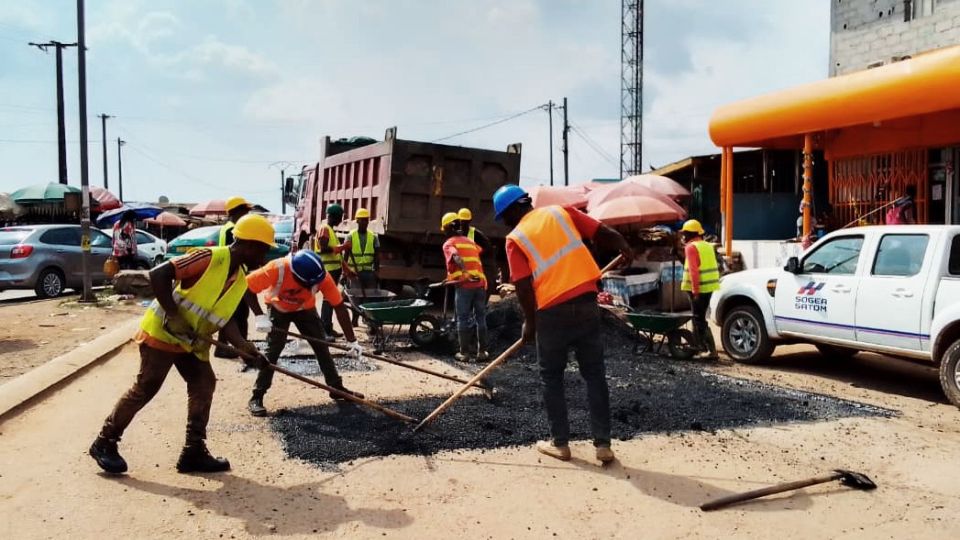 Medias241.com-Gabon-A l'approche de la Tropicale, les TP s'empressent de boucher les trous sur les routes nationales