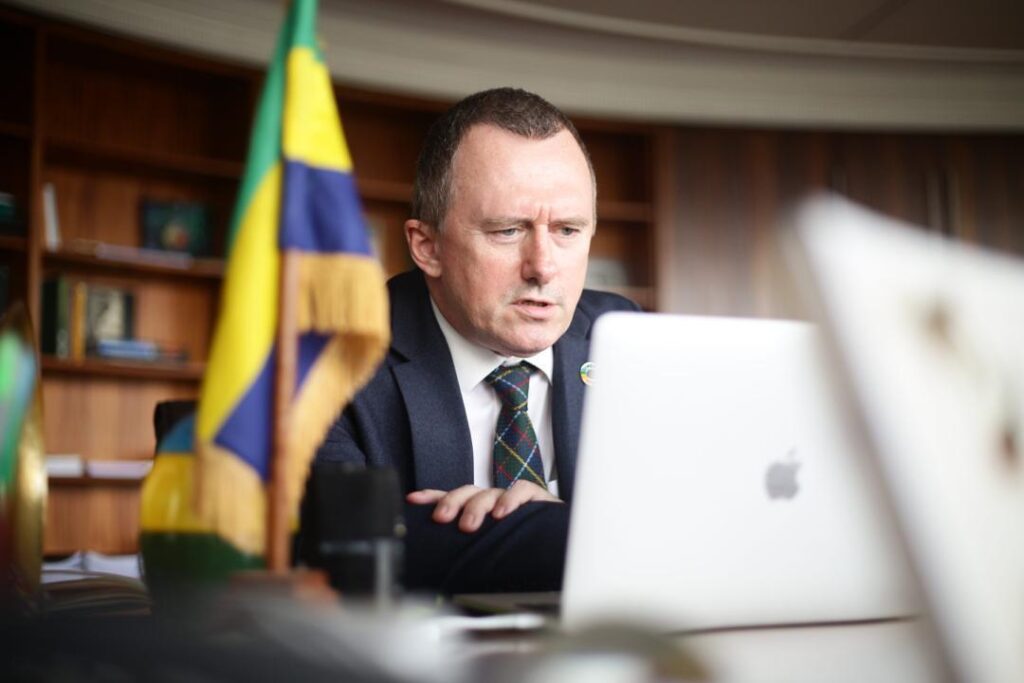 Medias241.com-GABON-Eaux et Forêts : en moins d’un an le directeur général des forêts en prison et son adjoint suspendu