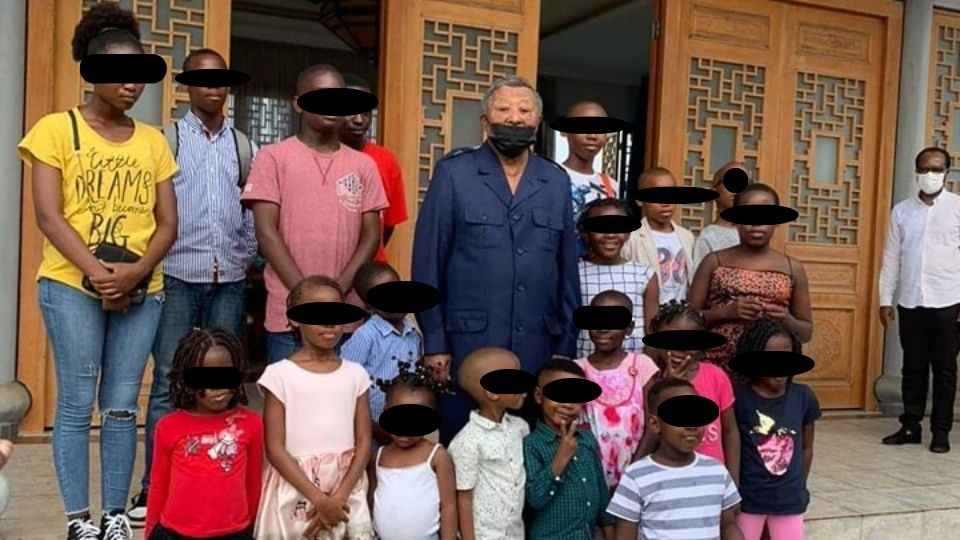 Medias241.com-GABON-Gabon : pendant que l’opposition se déchire, Jean Ping joue avec les enfants