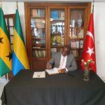 Medias241.com-GABON-Séisme en Türkiye: le Ministre délégué aux Affaires étrangères signe le livre de condoléances