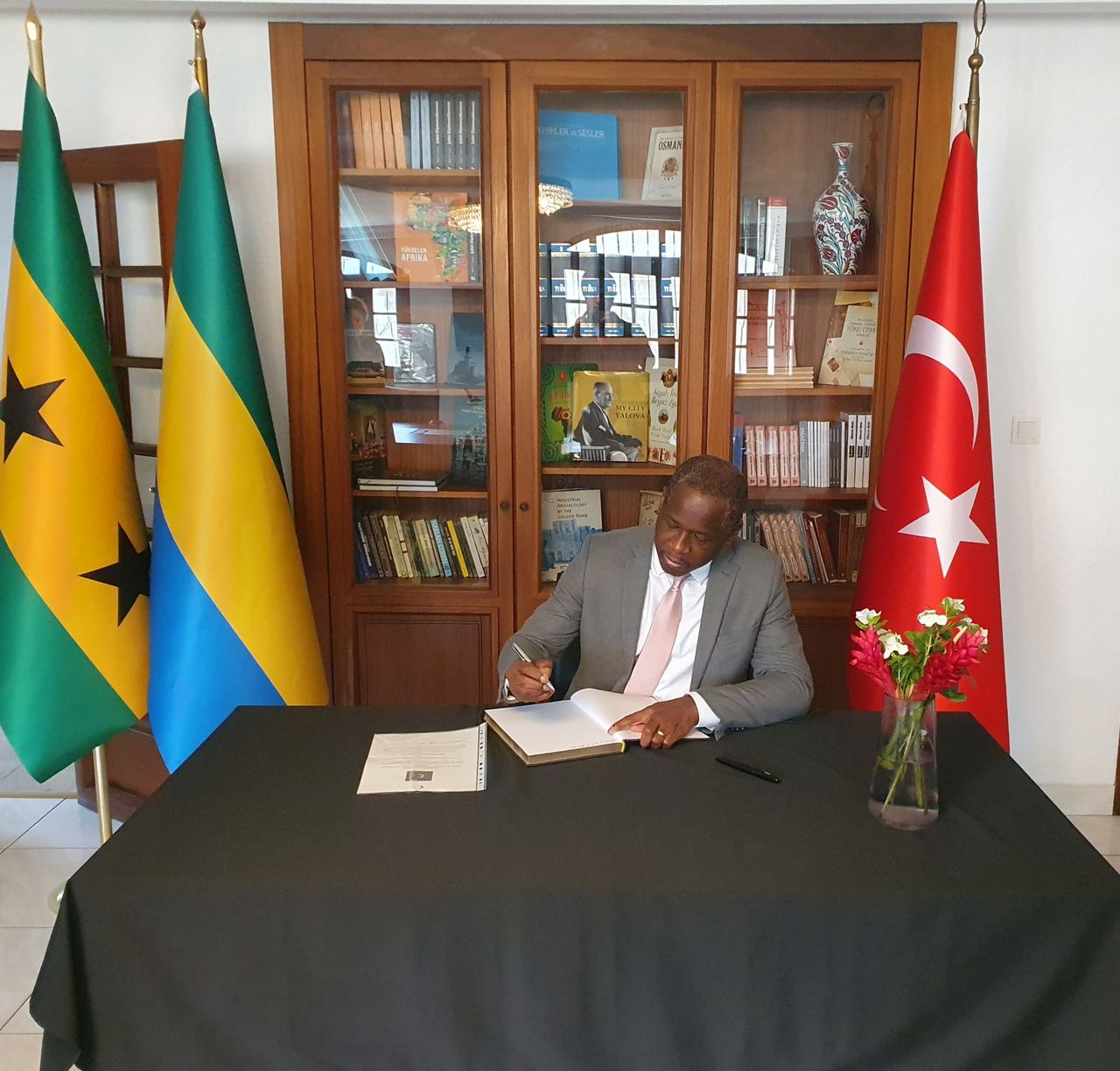 Medias241.com-GABON-Séisme en Türkiye: le Ministre délégué aux Affaires étrangères signe le livre de condoléances