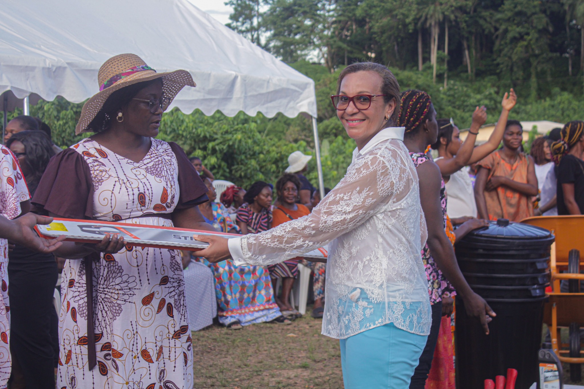 Medias241.com-GABON-Lambarené : Madeleine Berre en soutien aux commerçantes et agricultrices