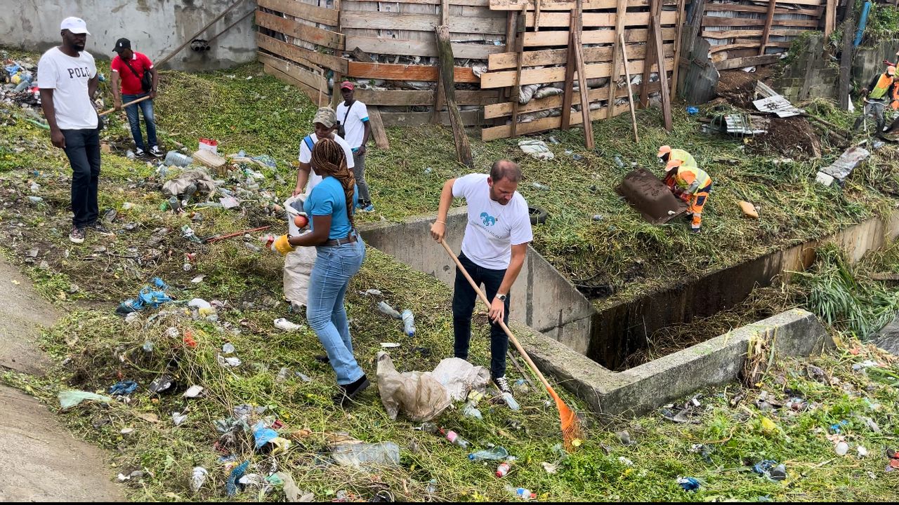 Medias241.com-GABON-Journée citoyenne : Asso assainit le Pont d’Akébé