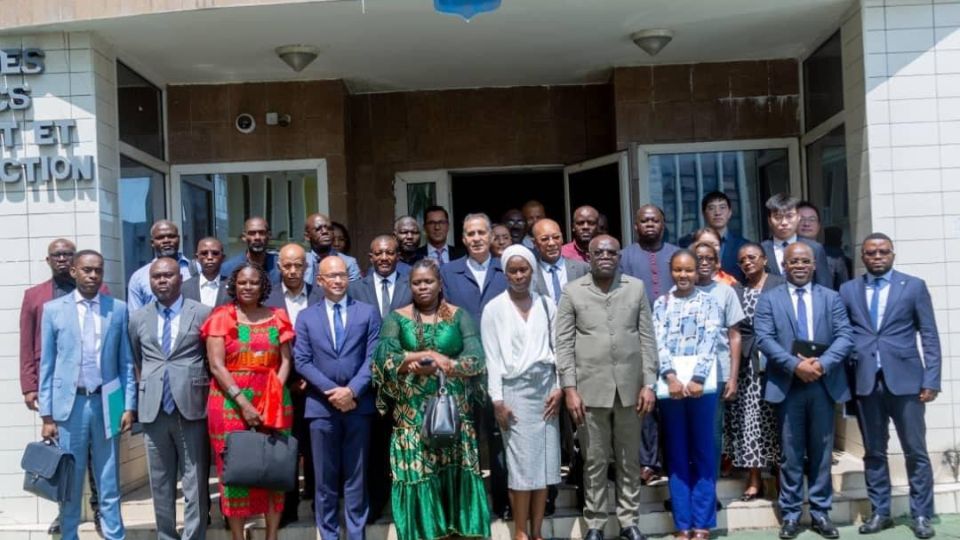 Medias241.com-Gabon-Infrastructures: Le gouvernement annonce un investissement de 60 milliards de FCFA pour le réaménagement 2000km de routes