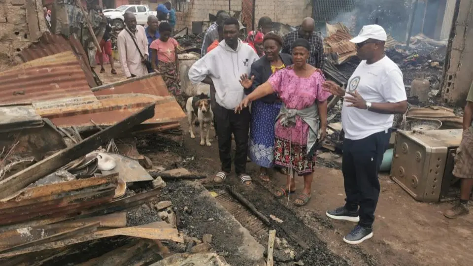 Medias241.com-GABON-Port Gentil : Soutien du député Jean Fidèle Otandault aux victimes de l'incendie