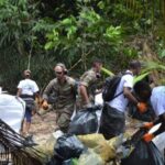 Medias241.com-GABON-L'armée française et le RGEDD nettoient la saleté des promeneurs de l'arboretum