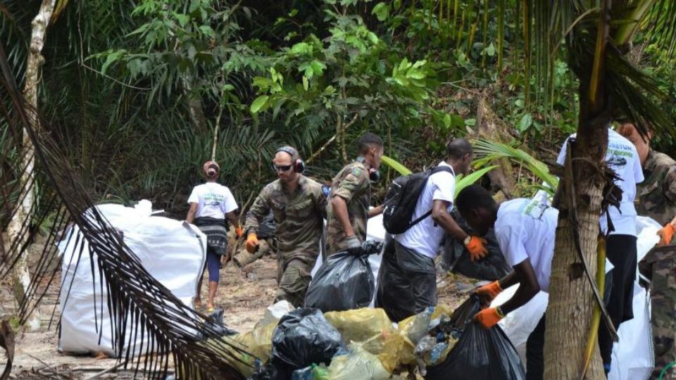 Medias241.com-GABON-L'armée française et le RGEDD nettoient la saleté des promeneurs de l'arboretum