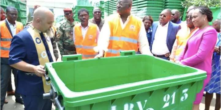 Medias241.com-GABON-Insalubrité : le maire de Libreville Lance une Offensive avec la Distribution de 600 Barques à Ordures